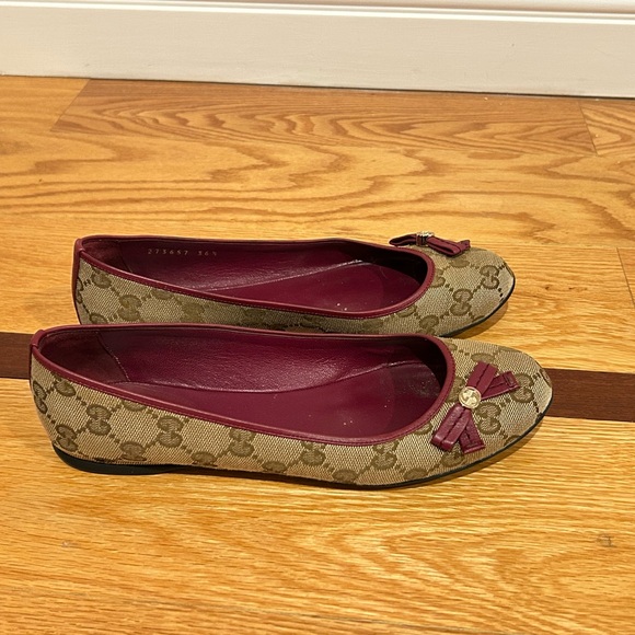 Gucci Beige and Burgundy Flats